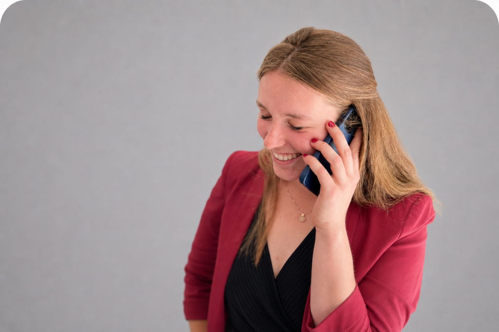 Ein Teammitglied im Telefongespraech.